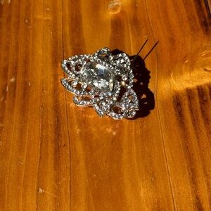 Vintage-Style Silver Rhinestone Flower Brooch Pin – Sparkling Statement Jewelry
